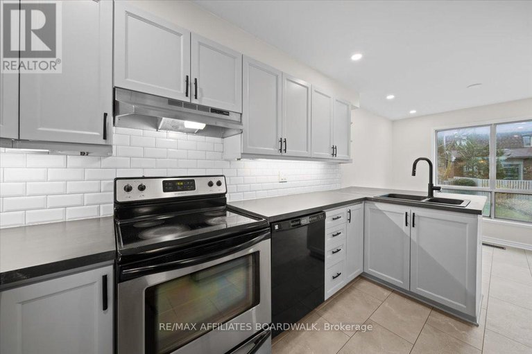 28517724/68-111-beachview-private-w/mooneys-bayriverside-park/ottawa/ontario/K1V1M7_7