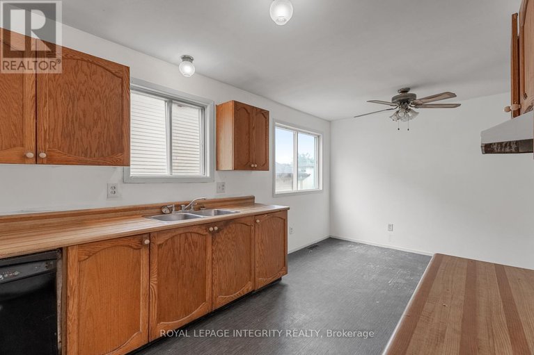 28640056/42-antler-avenue/on-the-green/ottawa/ontario/K2J2H2_12
