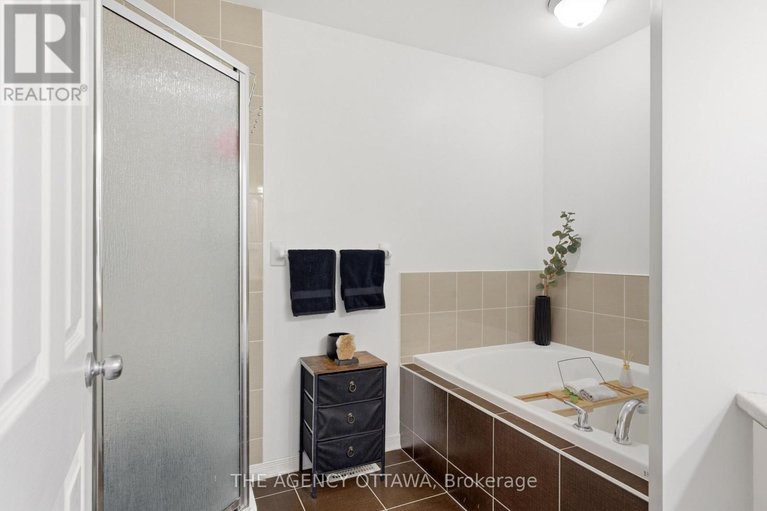 29656876/107-caithness-private/mer-bleuebradley-estatesanderson-park/ottawa/ontario/K1W0G4_33