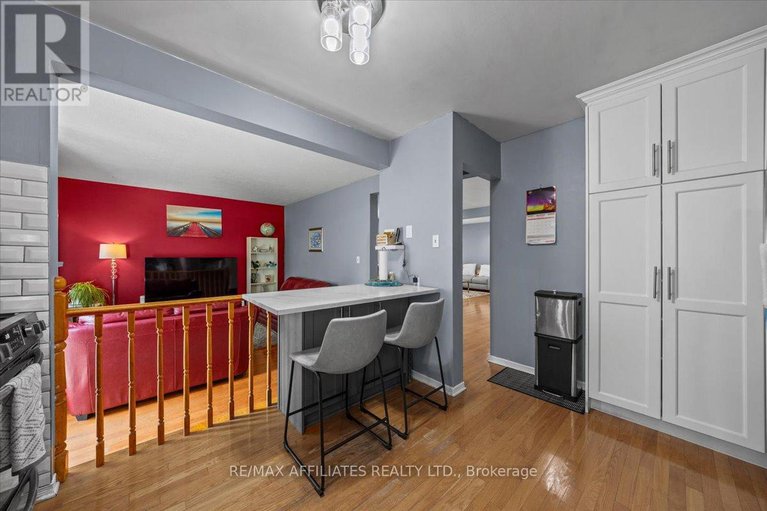 28458196/300-sylvie-terrace/bilberry-creekqueenswood-heights/ottawa/ontario/K1E3M2_15