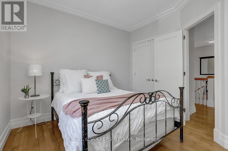 29673243/592-brierwood-avenue/mckellarhighland/ottawa/ontario/K2A2H8_36