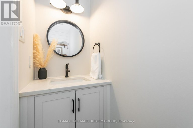 29349068/70-melanie-crescent/glencairnhazeldean/ottawa/ontario/K2L2J8_21