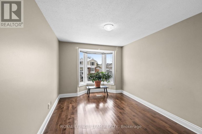 29111862/828-kingfisher-crescent/chatelaine-village/ottawa/ontario/K1E2L4_29