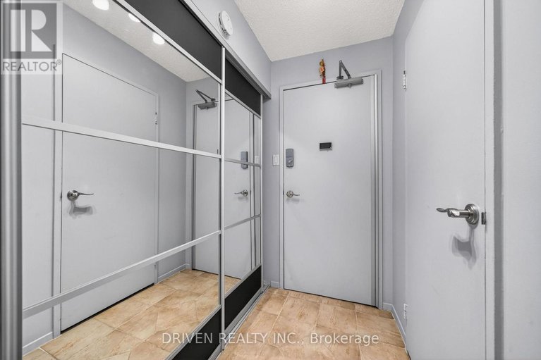 29534533/404-158-a-mcarthur-avenue/vanier/ottawa/ontario/K1L7E7_2