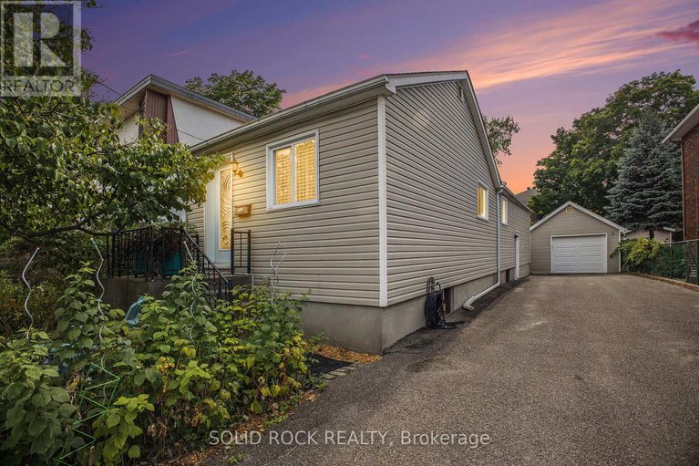 28735074/236-northwestern-avenue/ottawa-westtunneys-pasture/ottawa/ontario/K1Y0M3_1