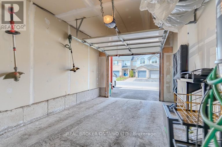 29676126/15-calaveras-avenue-s/longfields/ottawa/ontario/K2J4Z8_31