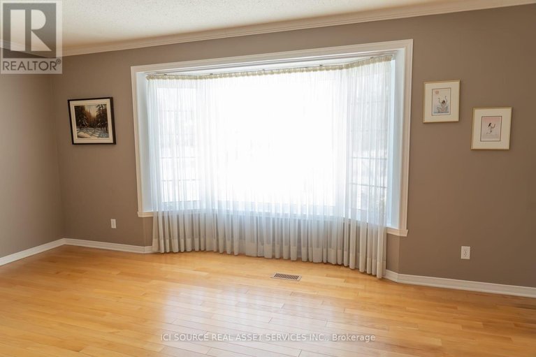 29282736/768-vinette-crescent/chatelaine-village/ottawa/ontario/K1E1W9_8