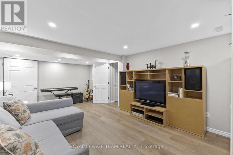 28964943/937-kingsmere-avenue/mckellar-heightsglabar-park/ottawa/ontario/K2A3K2_21