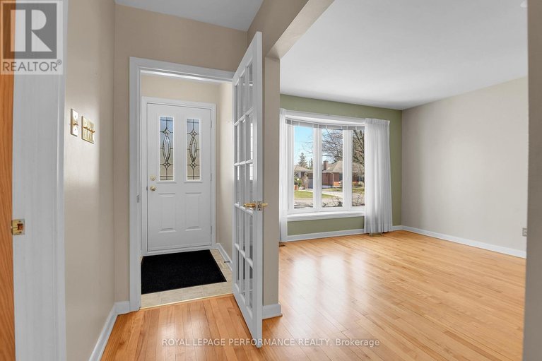 29636837/1582-digby-street/riverview-park/ottawa/ontario/K1G0P6_6