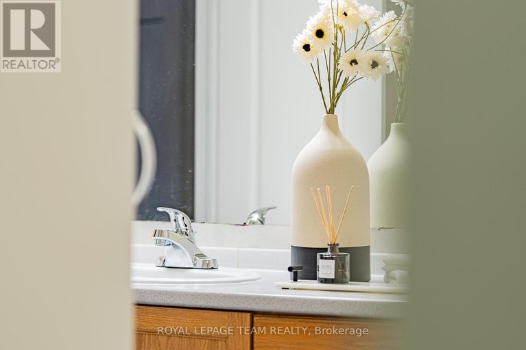 29615584/1615-locksley-lane/beaconwood/ottawa/ontario/K1J1B6_39