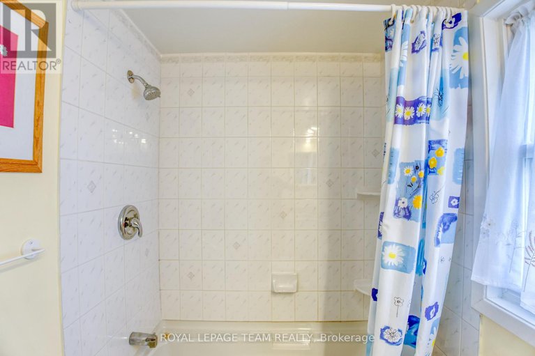 28311456/23-tulane-crescent/on-the-green/ottawa/ontario/K2J2G2_16