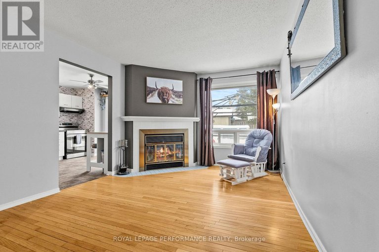 29329137/690-princess-louise-drive/fallingbrookridgemount/ottawa/ontario/K4A2C1_14