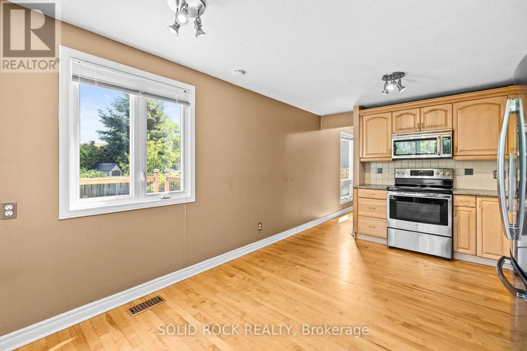 28407266/1631-charbonneau-street/bilberry-creekqueenswood-heights/ottawa/ontario/K1E2J6_13