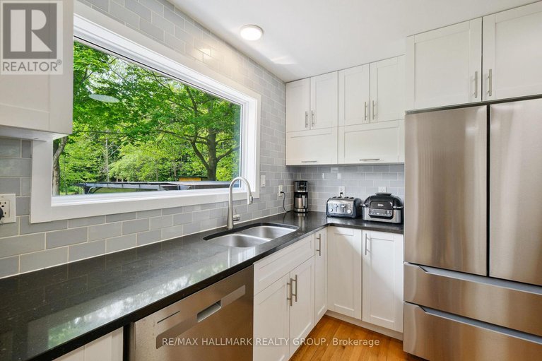 28552102/1430-royal-maple-drive/cumberland-ridge/ottawa/ontario/K4C1B5_9