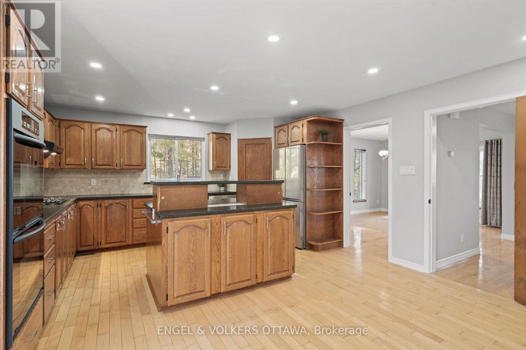 29015610/4720-whispering-willow-drive/sarsfieldbearbrook/ottawa/ontario/K4B1J1_8