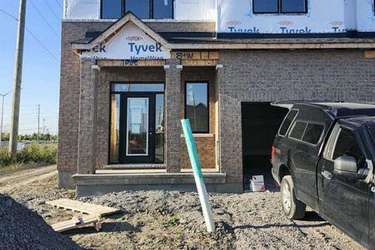 29107415/201-ryan-reynolds-way/mer-bleuebradley-estatesanderson-park/ottawa/ontario/K4A5H5_1