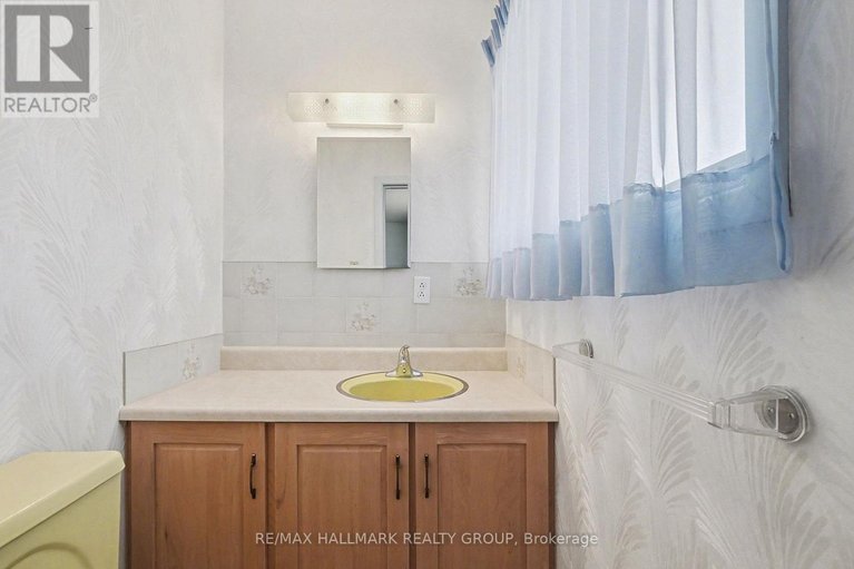 29636247/13-beaumaris-drive/bruce-farmgraham-parkqualicumbellands/ottawa/ontario/K2H7K1_13