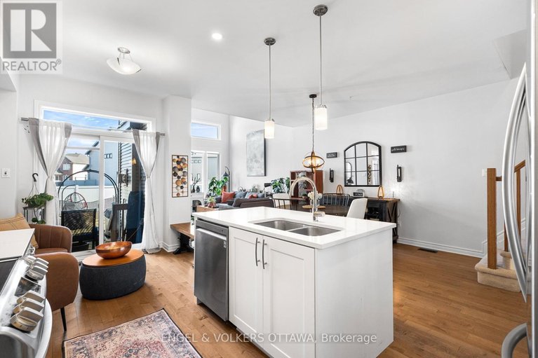 29589198/740-miikana-road/blossom-parkkemp-parkfindlay-creek/ottawa/ontario/K1X0H6_13