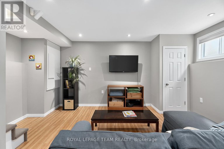 28798908/217-montfort-street/vanier/ottawa/ontario/K1L5P3_24