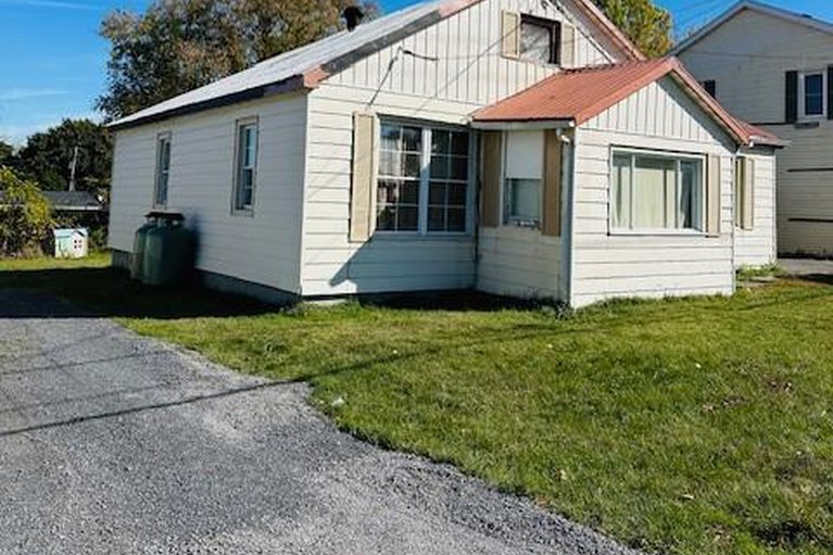28990321/235-main-street-n/alexandria/north-glengarry/ontario/K0C1A0_2