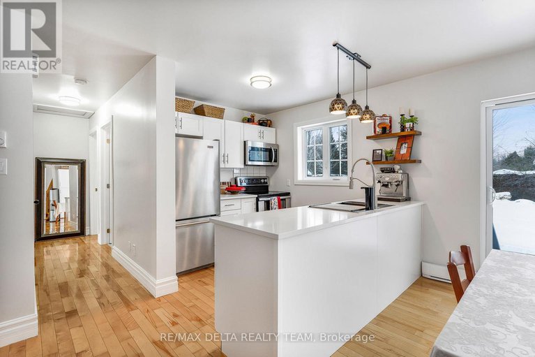 29348582/261-agathe-street/clarencerockland-twp/clarence-rockland/ontario/K4K1K7_9