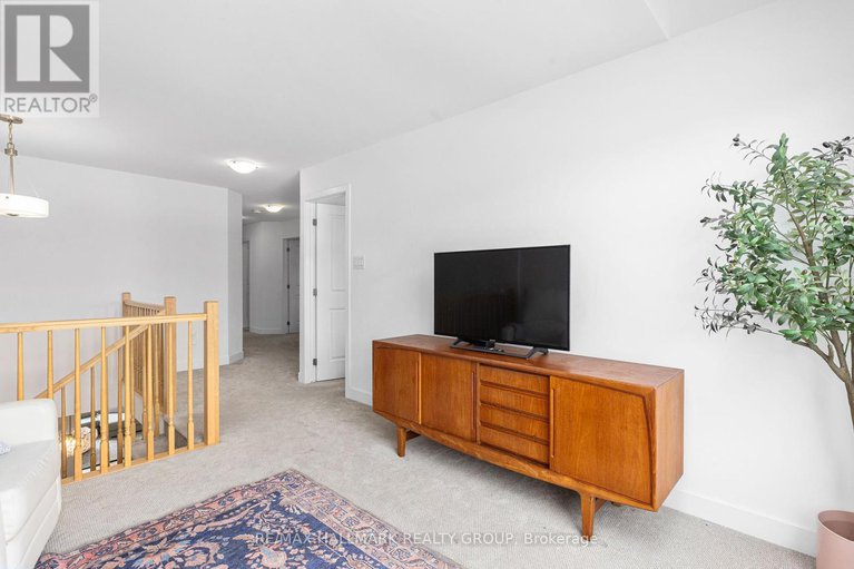 28477772/258-fountainhead-drive/mer-bleuebradley-estatesanderson-park/ottawa/ontario/K1W0H4_17