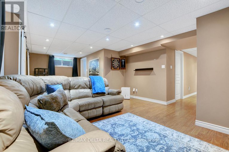 29117733/1916-montmere-avenue/notting-hillsummerside/ottawa/ontario/K4A0E7_25