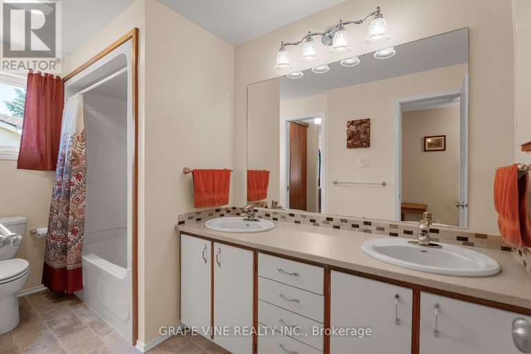 28662604/34-four-seasons-drive/borden-farmstewart-farmcarleton-heightsparkwood-hills/ottawa/ontario/K2E7P8_16
