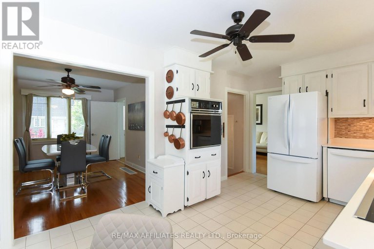 28846250/323-fullerton-avenue/overbrookcastle-heights/ottawa/ontario/K1K1K2_25