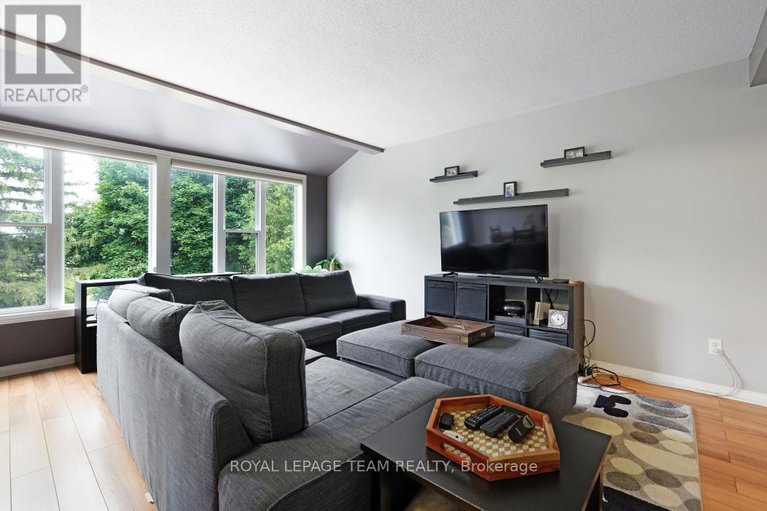 28530202/50-hummingbird-crescent-n/cedargrovefraserdale/ottawa/ontario/K2J3A4_14