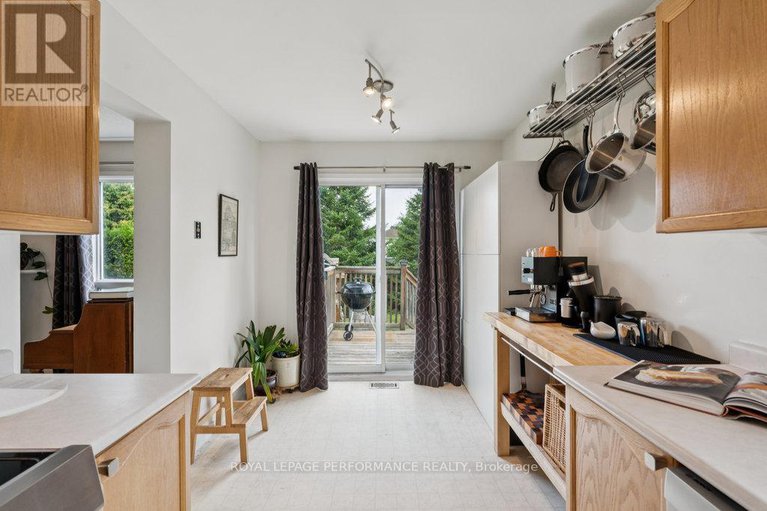 28591914/1869-hennessy-crescent/fallingbrookgardenway-south/ottawa/ontario/K4A3X8_13