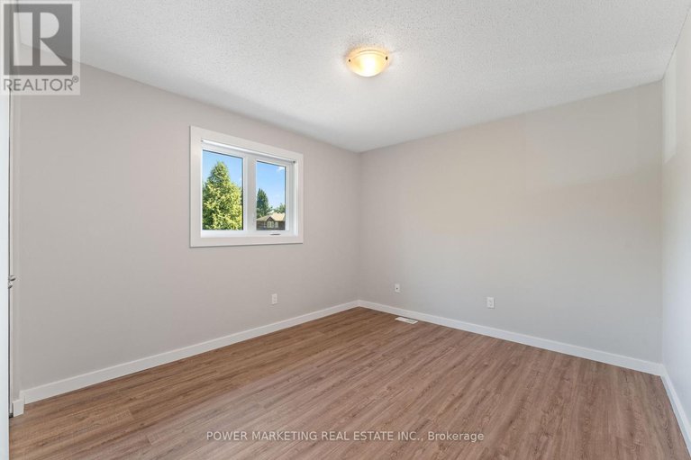 29131275/5722-kemplane-court/blackburn-hamlet-south/ottawa/ontario/K1W1B8_23