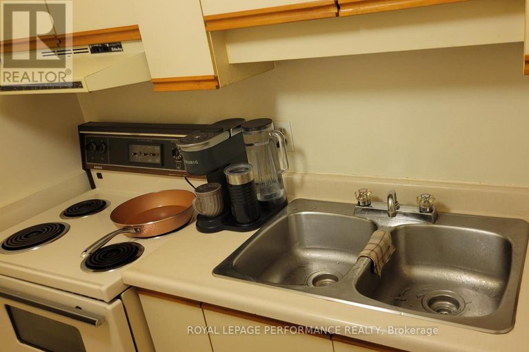 28669177/109-212-viewmount-drive/borden-farmstewart-farmcarleton-heightsparkwood-hills/ottawa/ontario/K2E7X2_9