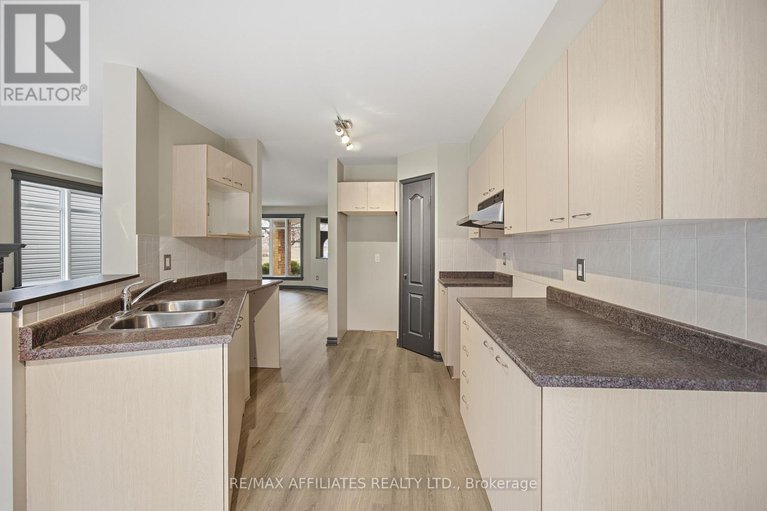 29125287/137-hearst-way/katimavik/ottawa/ontario/K2L4G5_11