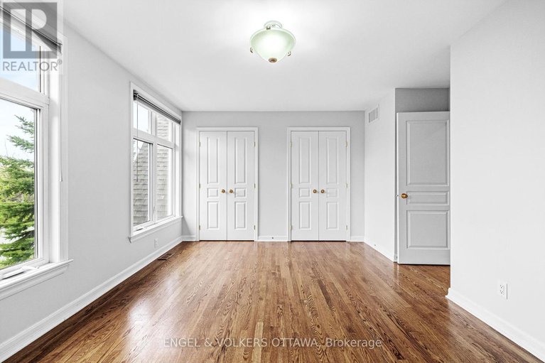 28329498/2368-virginia-drive/urbandale-acres/ottawa/ontario/K1H6S2_29