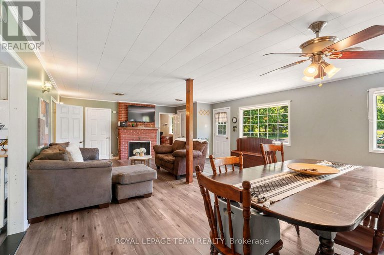 28652632/12135-county-road-2-road/south-dundas-williamsburgh-twp/south-dundas/ontario/K0C1X0_11
