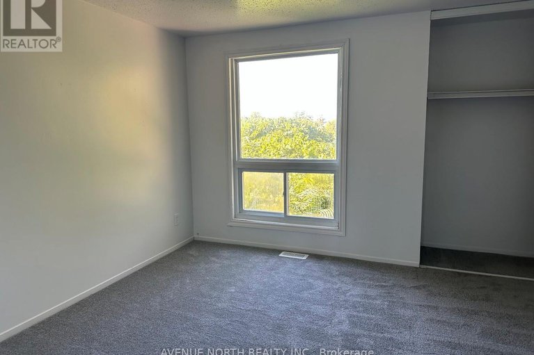 28858840/1790-dondale-st-street/pineview/ottawa/ontario/K1B5H8_12
