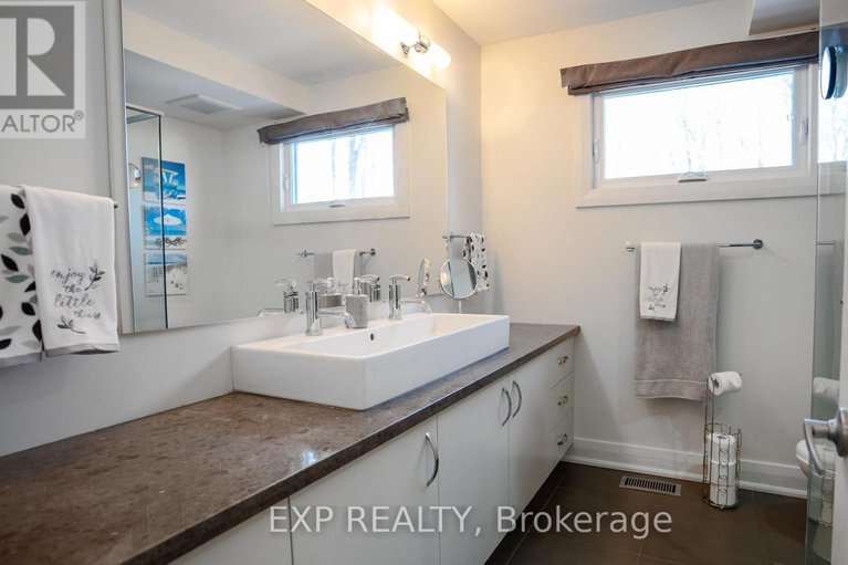 28293980/17-chesswood-court/pineglencountry-place/ottawa/ontario/K2E7E3_18