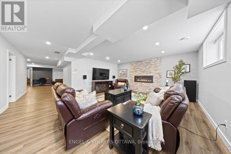 29439628/1005-gold-crescent/queensway-terrace-north/ottawa/ontario/K2B8C4_37