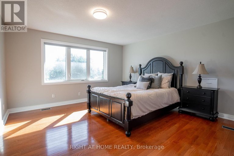 29001389/5-burnt-tree-court/cedar-hillorchard-estates/ottawa/ontario/K2R1B8_37