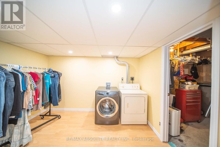 28869002/198-hoylake-crescent/bilberry-creekqueenswood-heights/ottawa/ontario/K1E2M8_32