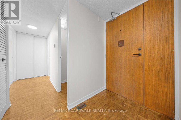 29678878/702-20-the-driveway-drive/ottawa-centregolden-triangle/ottawa/ontario/K2P1C8_18