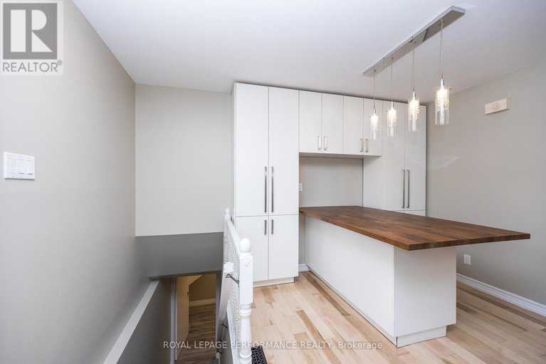 28604783/1398-jamison-avenue-s/bilberry-creekqueenswood-heights/ottawa/ontario/K1E1J5_18