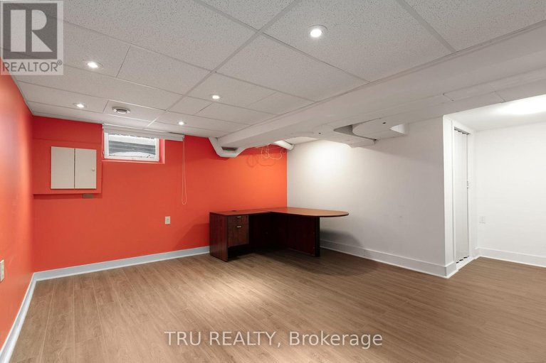 29669051/1078-st-emmanuel-terrace/convent-glen-north/ottawa/ontario/K1C2J7_37