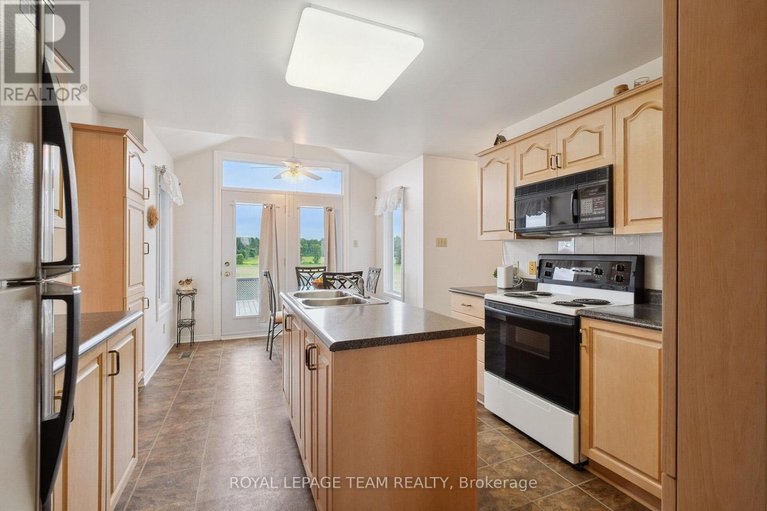 28816366/8665-russell-road/sarsfieldbearbrook/ottawa/ontario/K4B0J7_9