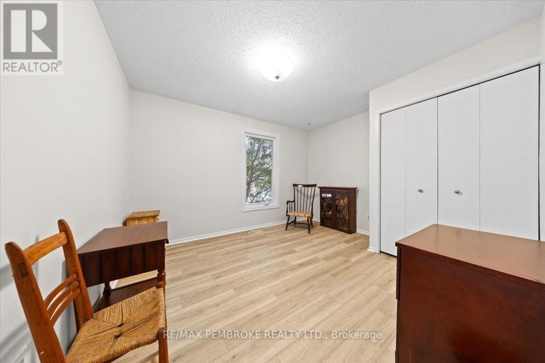 29556813/1235-millburn-crescent/cumberland-ridge/ottawa/ontario/K4C1C9_22