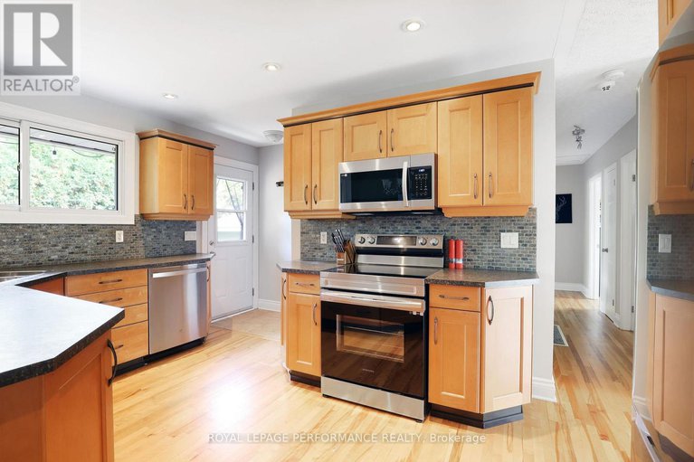 28924054/1347-highgate-road/parkway-park/ottawa/ontario/K2C2Y5_12