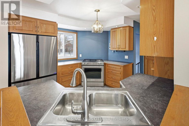 29371717/49-inverness-avenue/borden-farmstewart-farmcarleton-heightsparkwood-hills/ottawa/ontario/K2E6N6_13