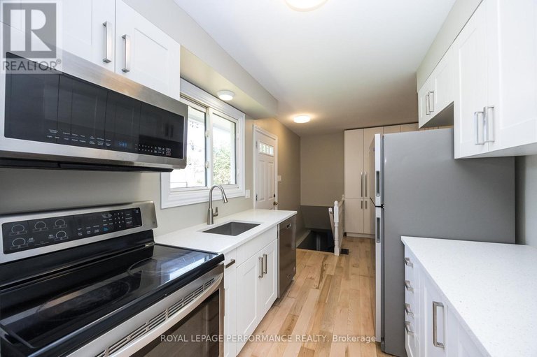 28604783/1398-jamison-avenue-s/bilberry-creekqueenswood-heights/ottawa/ontario/K1E1J5_13