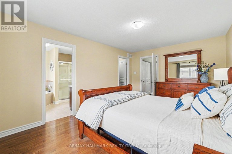 29687151/217-gossamer-street/mer-bleuebradley-estatesanderson-park/ottawa/ontario/K1W0B9_18